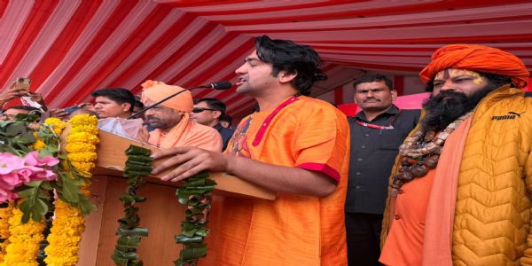 بھارت کو تناتنی کی نہیں سناتنی کی ضرورت ہے۔ ہم چاند پر ترنگا چاہتے ہیں، ترنگے میں چاند نہیں: دھیریندر کرشنا شاستری