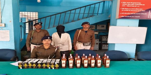 بیتیامیں 11 لیٹر غیر ملکی شراب کے ساتھ نوجوان گرفتار