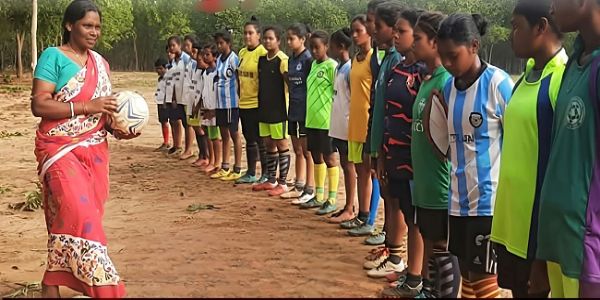 ساڑی میں میدان پر اتر کر فٹ بال کو نئی اڑان دے رہیں بانکڑا کی کوچ بھارتی