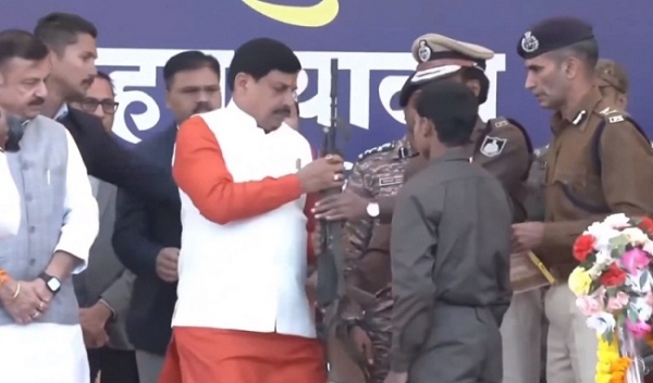 وزیر اعلیٰ کے سامنے نکسلیوں نے کی خود سپردگی وزیر اعلیٰ کے سامنے نکسلیوں نے کی خود سپردگی