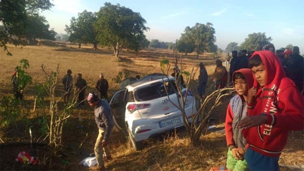 چھتیس گڑھ کے جش پور ضلع میں ایک تیز رفتار کارکی ٹرک سے ٹکر، پانچ افراد ہلاک چھتیس گڑھ کے جش پور ضلع میں ایک تیز رفتار کارکی ٹرک سے ٹکر، پانچ افراد ہلاک