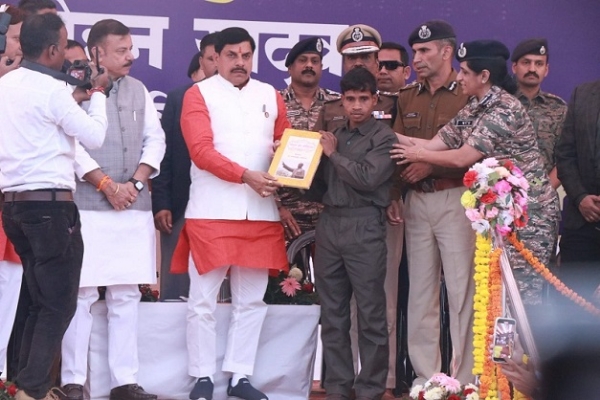 وزیر اعلیٰ کے سامنے نکسلیوں نے کی خود سپردگی وزیر اعلیٰ کے سامنے نکسلیوں نے کی خود سپردگی