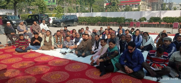 تعزیتی جلسہ میں موجو د لوگ تعزیتی جلسہ میں موجو د لوگ