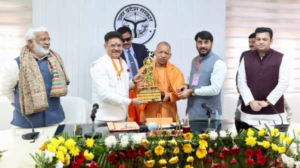 یوگی علی گڑھ میں