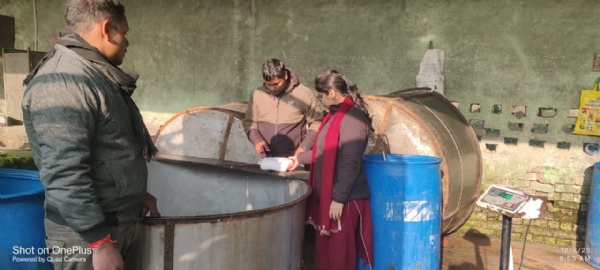 مشکوک پنیر کی جانچ کرتے ہوئے