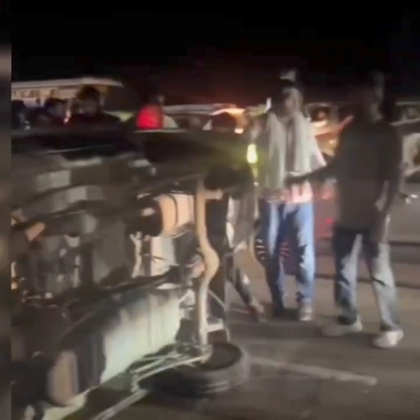 کار کی ٹکر سے زخمی بائک سوار کوسنبھال رہے لوگوں کو دوسری کار نے اڑایا، اب تک چار افراد کی موت