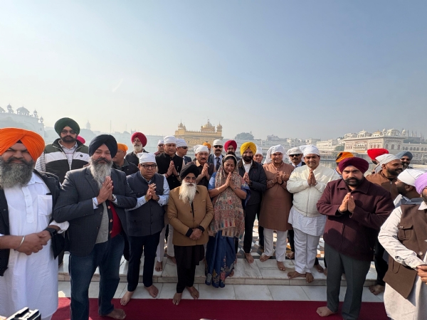 (اپ ڈیٹ) دہلی کے وزیر اعلیٰ نے کابینہ کے ساتھیوں کے ساتھ گولڈن ٹیمپل میں پوجا کی (اپ ڈیٹ) دہلی کے وزیر اعلیٰ نے کابینہ کے ساتھیوں کے ساتھ گولڈن ٹیمپل میں پوجا کی