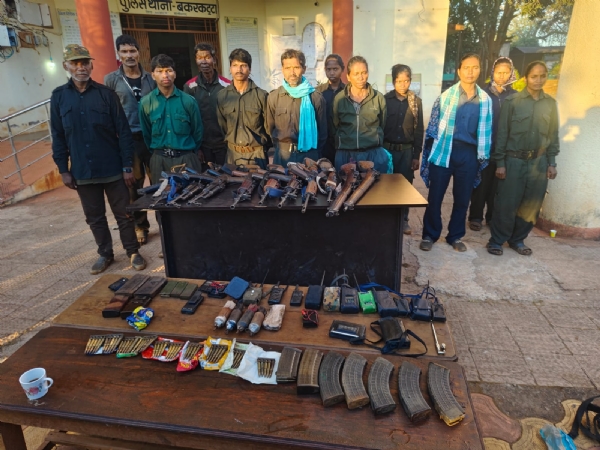 چھتیس گڑھ کے خیرا گڑھ میں رامدھر مجی سمیت بارہ نکسلائیٹس نے خود سپردگی کی چھتیس گڑھ کے خیرا گڑھ میں رامدھر مجی سمیت بارہ نکسلائیٹس نے خود سپردگی کی