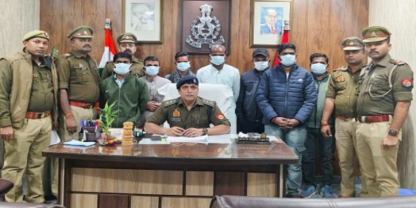 کاشی وشوناتھ مندر میں آسان درشن کے نام پر عقیدت مندوں سے رقم بٹورنے والے سات ایجنٹ گرفتار