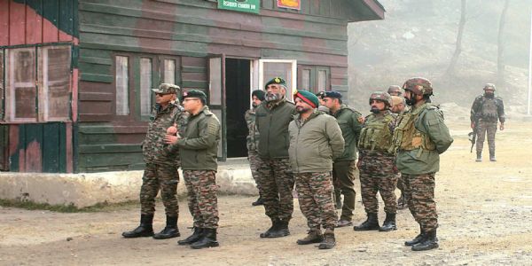 لیفٹیننٹ جنرل پی کے مشرا نے جوانوں کو چوکسی برقرار رکھنے کی ہدایت دی