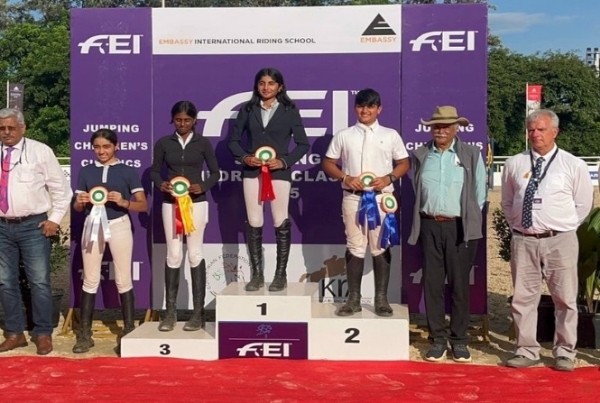 گھڑ سواری : ٹیم انڈیا نے بچوں کے انٹرنیشنل ایکوسٹرین فیڈریشن مقابلے میں سونے کا تمغہ جیتا گھڑ سواری : ٹیم انڈیا نے بچوں کے انٹرنیشنل ایکوسٹرین فیڈریشن مقابلے میں سونے کا تمغہ جیتا