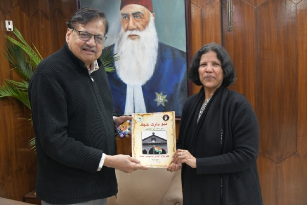 عبداللہ عبداللہ وائس چانسلر سے ملاقات کرتے ہوئے عبداللہ عبداللہ وائس چانسلر سے ملاقات کرتے ہوئے