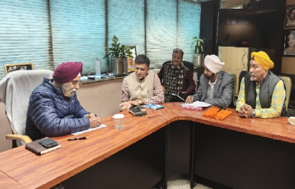 میئر نے گرودوارہ کمیٹی کے ارکان سے بات چیت کی، مکھرجی نگر میں ترقیاتی کاموں کا جائزہ لیا میئر نے گرودوارہ کمیٹی کے ارکان سے بات چیت کی، مکھرجی نگر میں ترقیاتی کاموں کا جائزہ لیا