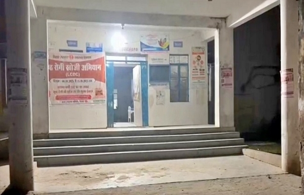 بہار میں ایمبولینس نہ ملنے پر اہل خانہ لاش کو اسٹریچر پر گھسیٹ کر گھر لے گئے، ڈاکٹر بولے۔ اپنی مرضی سے لے گئے بہار میں ایمبولینس نہ ملنے پر اہل خانہ لاش کو اسٹریچر پر گھسیٹ کر گھر لے گئے، ڈاکٹر بولے۔ اپنی مرضی سے لے گئے