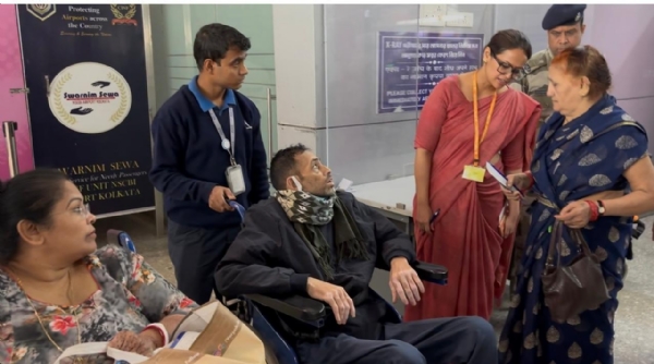 کولکاتا ہوائی اڈے کے ڈائریکٹر نے انڈگو کے بحران کا جائزہ لیا کولکاتا ہوائی اڈے کے ڈائریکٹر نے انڈگو کے بحران کا جائزہ لیا