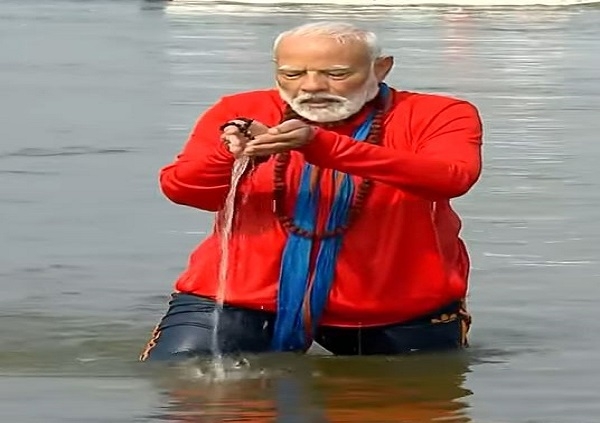 After taking dip in Sangam, PM Modi did Parikrama