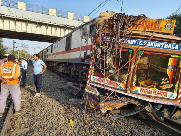 Mumbai-Amravati Express accident in Jalgaon