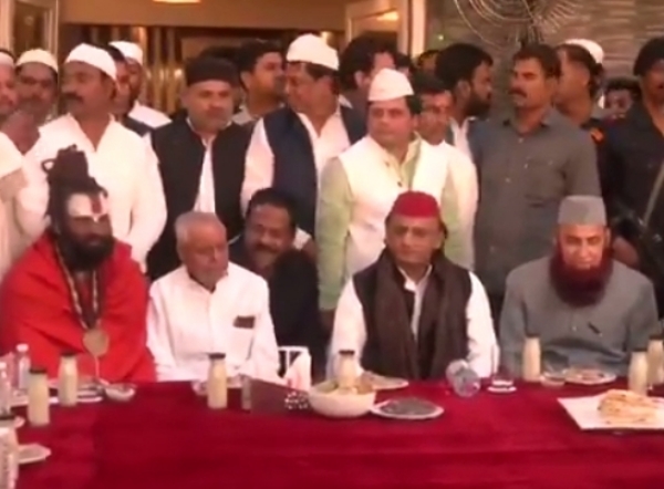 Akhilesh Yadav reached Iftar party, joked with party leaders