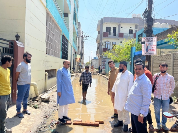 معائنہ کرتے وئے