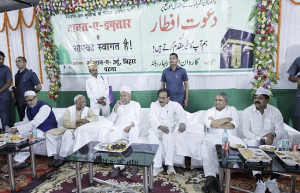 اقلیتی فلاح کے وزیر کے ذریعہ منعقد دعوت افطار میں گورنر اور وزیر اعلی شامل ہوئے