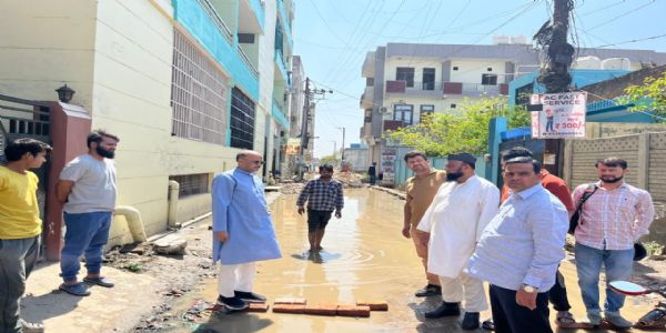 علی گڑھ میں پانی بھرنے سے عوام پریشان جمال خان نے کیا معائنہ