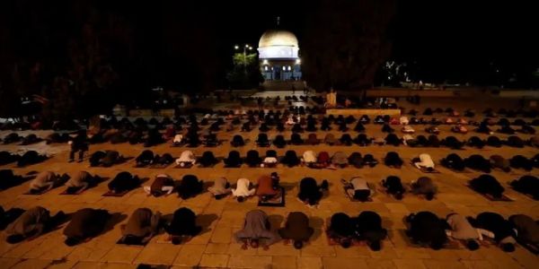 مسجد اقصیٰ : 100000 فلسطینیوں نے مسجد اقصی میں نماز ادا کی