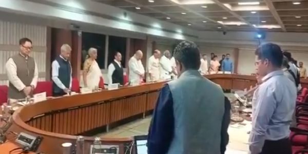 کل جماعتی میٹنگ میں سیاسی اختلافات سے اوپر اٹھ کر ملک کی سلامتی اور اتحاد کو ترجیح دینے کے عزم کا اظہار