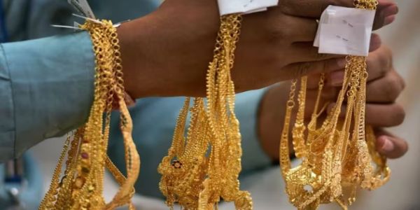صرافہ مارکیٹ میں سونا سستا، چاندی کی قیمت میں بھی کمی