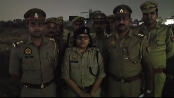 اے سی پی سلونی اگروال انکاؤنٹر کے بارے میں معلومات دیتے ہوئے۔