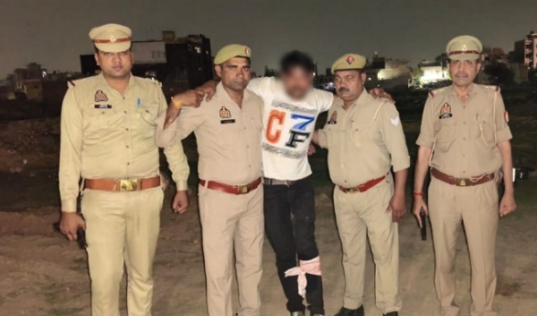 زخمی بدمعاش کو پولیس لے جاتی ہوئی
