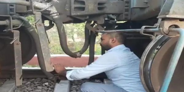 یوپی کے مرادآباد میں مال گاڑی دو حصوں میں بٹ گئی۔