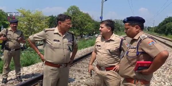 وندے بھارت ٹرین کے سامنے لیٹ کرجوڑے نے خودکشی کرلی