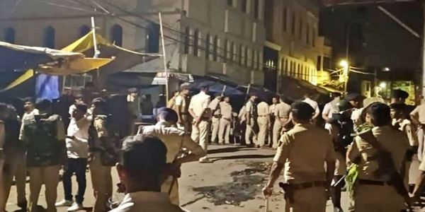 دو گروپ میں پرتشدد جھڑپ، ایک بھائی کی موت، ہجوم نے پولیس پرکیا پتھراؤ