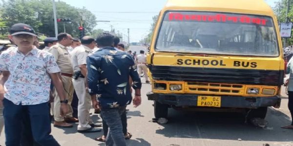 بھوپال میں تیز رفتار نے تباہی مچا ئی، بریک فیل ہونے پر بس 8 گاڑیوں سے ٹکرا ئی، ایک ہلاک