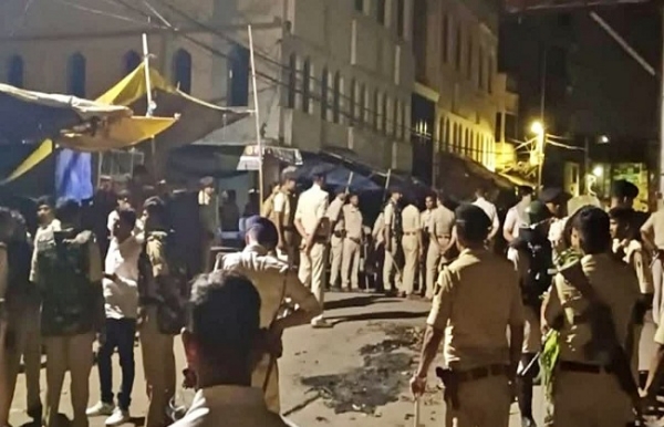 دو گروپ میں پرتشدد جھڑپ، ایک بھائی کی موت، ہجوم نے پولیس پرکیا پتھراؤ