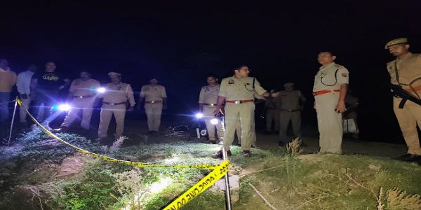 پولیس تصادم میں ایک لاکھ روپے کا انعامیبدمعاش مارا گیا، گولی اسٹیشن انچارج کی بلٹ پروف جیکٹ کو لگی