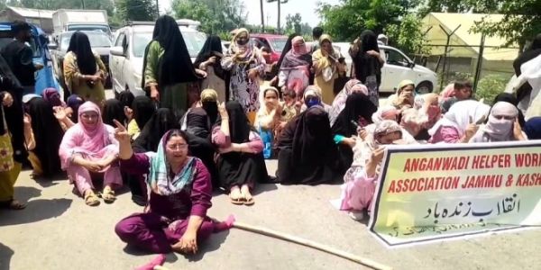زیر التواء ادائیگیوں کو لے کر احتجاج کے دوران آنگن واڑی ورکرس اور ہیلپرس نے سڑک جام کی