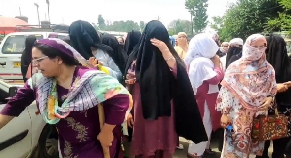 زیر التواء ادائیگیوں کو لے کر احتجاج کے دوران آنگن واڑی ورکرس اور ہیلپرس نے سڑک جام کی