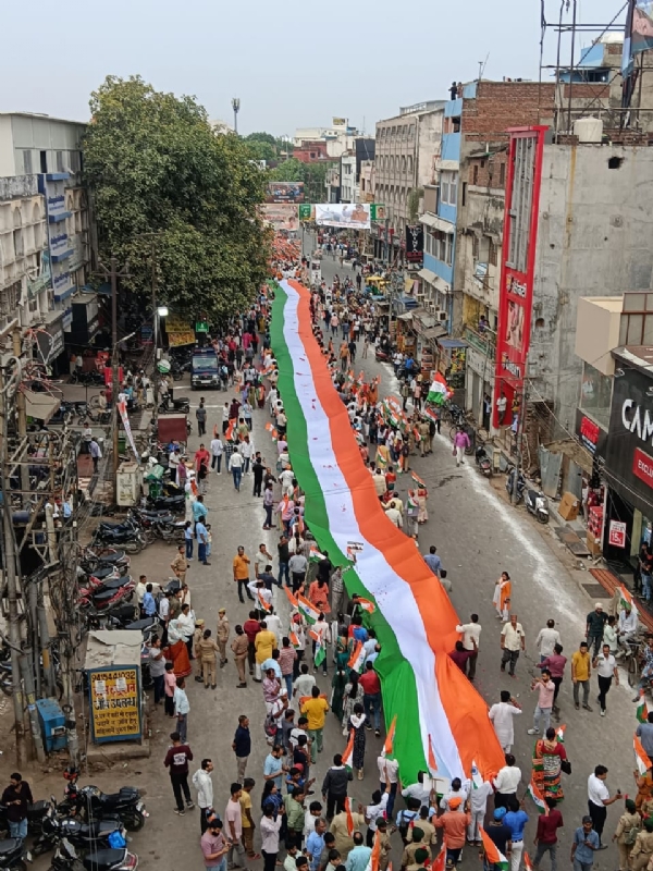 بھارتی فوج کے اعزاز میں کاشی میں بڑا ترنگا جلوس نکالا گیا، نائب وزیر اعلیٰ کیشو پرساد کی شرکت