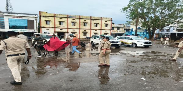 پولیس ٹیم بم کے شبہ میں بس اسٹینڈ پر پہنچی، مسافر وں میں خوف
