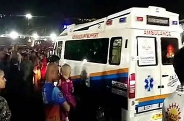 زخمیوں کو ایمبولینس کے ذریعے اسپتال بھیجا گیا۔