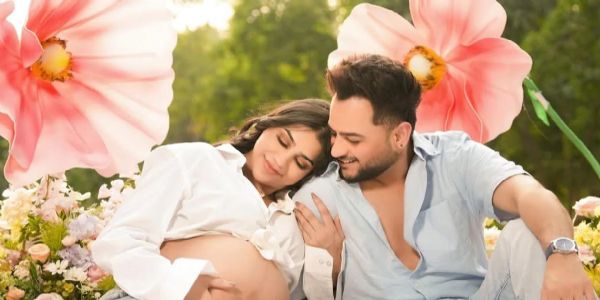 معروف گلوکار ملند گابا باپ بن گئے، بیوی نے جڑواں بچوں کو جنم دیا