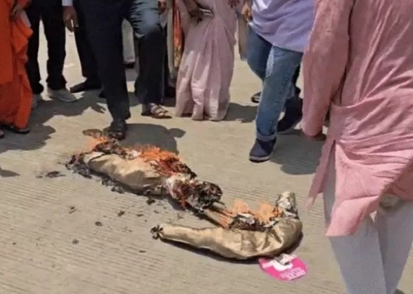 اجین میں پاکستان کا پتلا جلانے کی تصویر