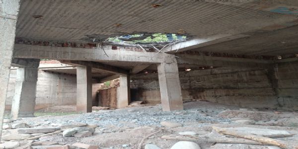 بارہمولہ کے کئی علاقوں میں پاکستان کی گولہ باری سے دکانوں کو نقصان پہنچا، مقامی لوگوں کا نقصان کا سامنا کرنا پڑا