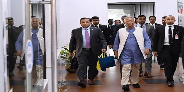 سیاسی عدم استحکام کے درمیان محمد یونس لندن دورے کے بعد بنگلہ دیش واپس آئے