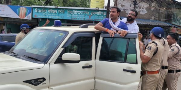 انہدامی کارروائی کے لیے پرگتی نگر پہنچا کارپوریشن کا بلڈوزر دوسرے دن، کانگریس کارکنوں نے روکا کام