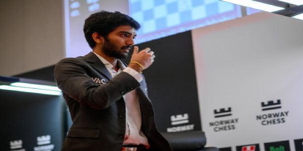 ناروے شطرنج 2025: عالمی چمپئن گوکیش نے عالمی نمبر ایک میگنس کارلسن کو شکست دی