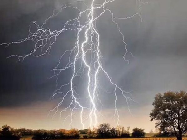 آسمانی بجلی گرنے کی علامتی تصویر