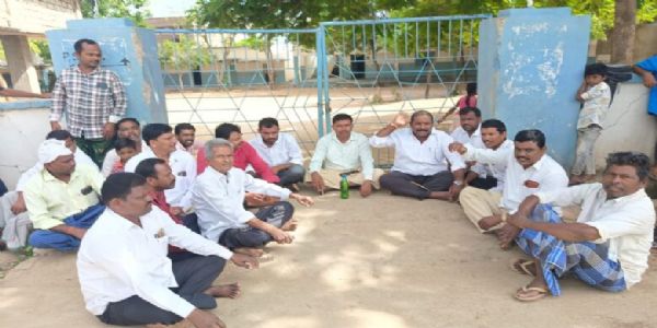 چالیس لاکھ کا بل زیرالتوا، کنٹریکٹر نے اسکول کے گیٹ کو تالہ ڈال دیا