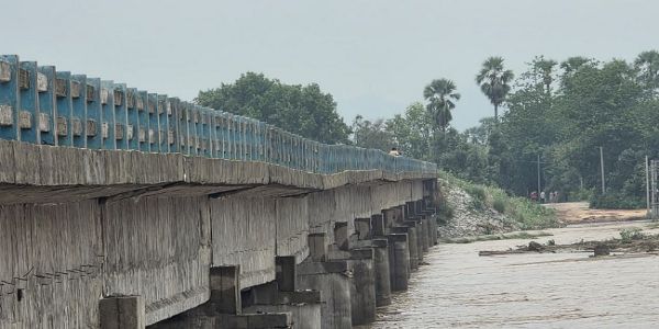 بہار میں مانسون کی دستک کے ساتھ ہی 3 سال پرانا پل دھنس گیا، بھاری گاڑیوں پر پابندی
